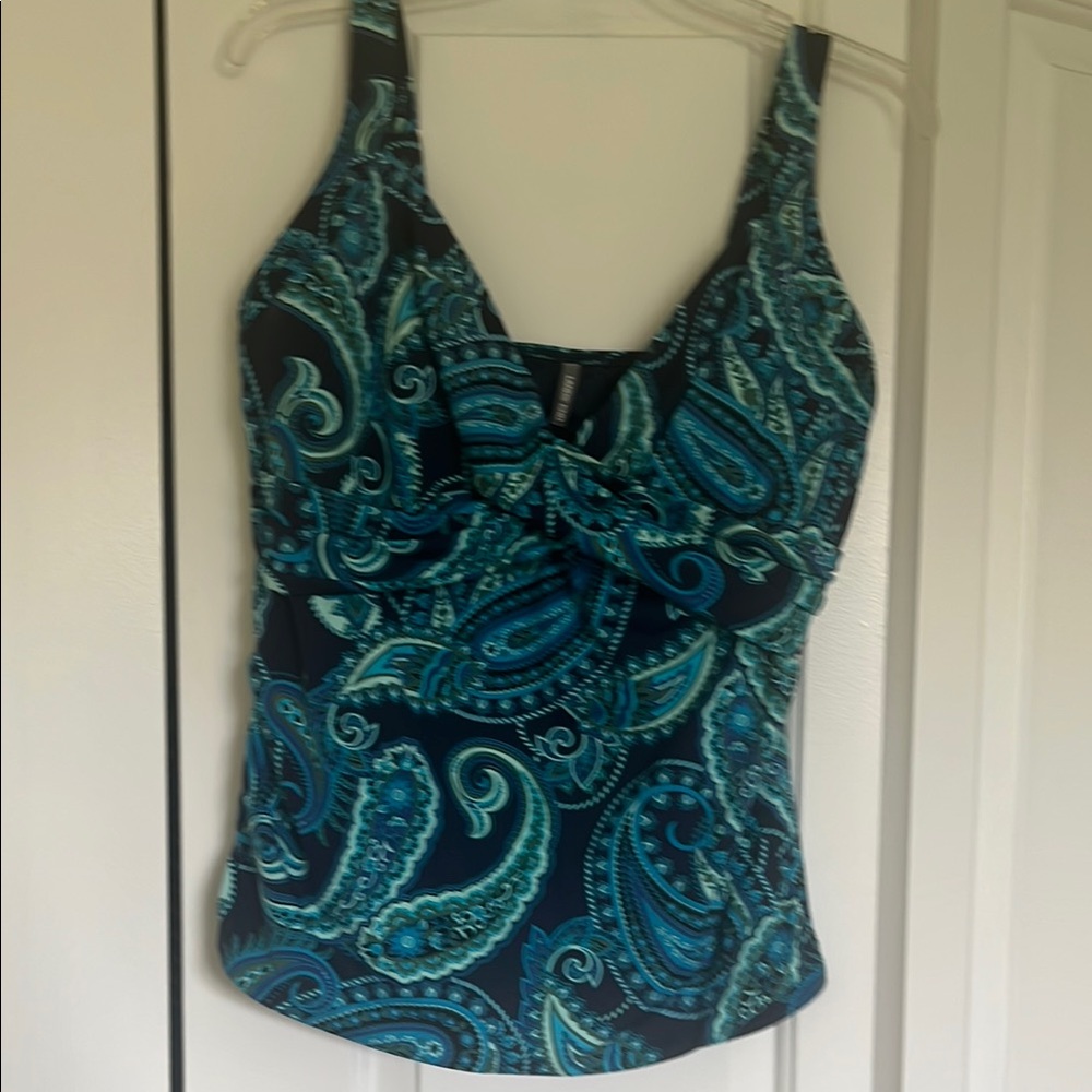 Women's Lands’ End swim/ tankini top. 14DD. 
Underwire